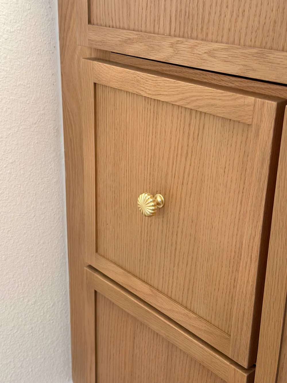Cabinet grain and pull in the Calle bathroom.